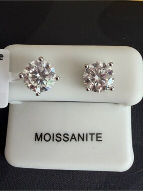 925 Sterling Silver Moissanite earrings 7mm round 2.4 carats, brand new!